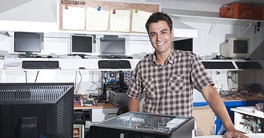 ein Informatiker in einer Computer-Werkstatt